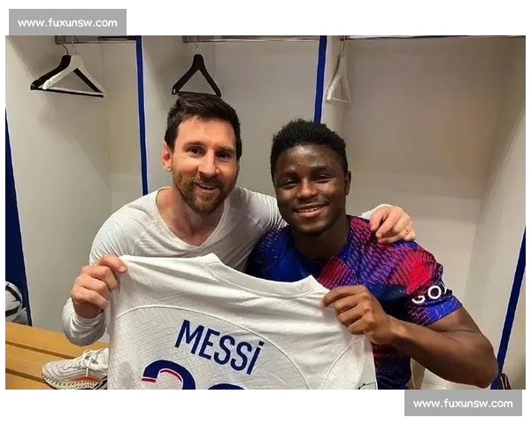 阿特拉斯后卫：梅西在我面前庆祝是荣幸！赛后晒球衣致敬传奇